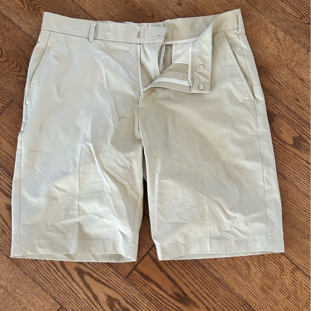 Men’s golf shorts